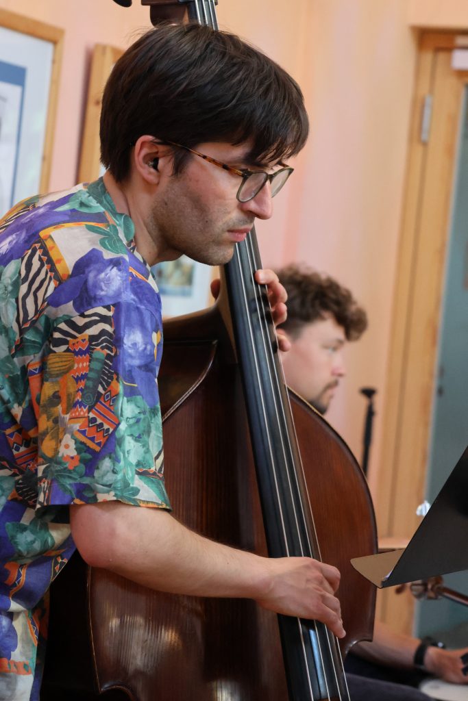 Daniel Moris spielt Kontrabass für die Chorakademie Wolfsburg