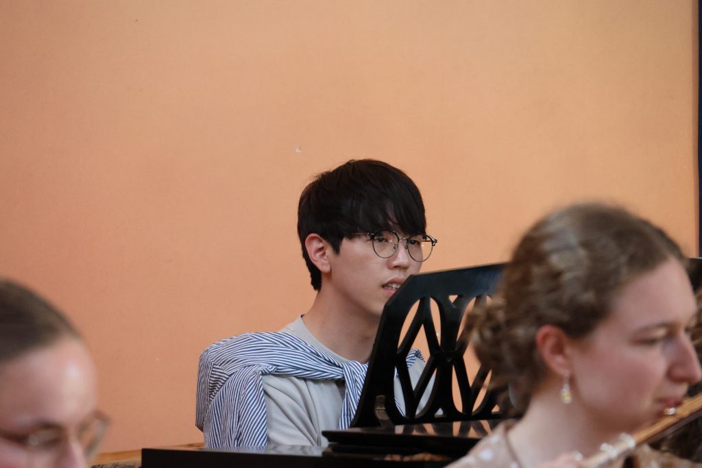 Seung Won Lim spielt Klavier in der Freien Waldorfschule Wolfsburg beim Chor Cantiamo e.V: