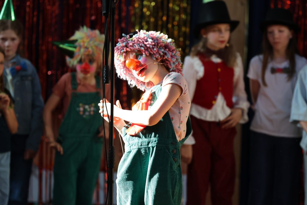 Ein Clown macht Quatsch im Zirkus-Musical von Peter Schindler.
