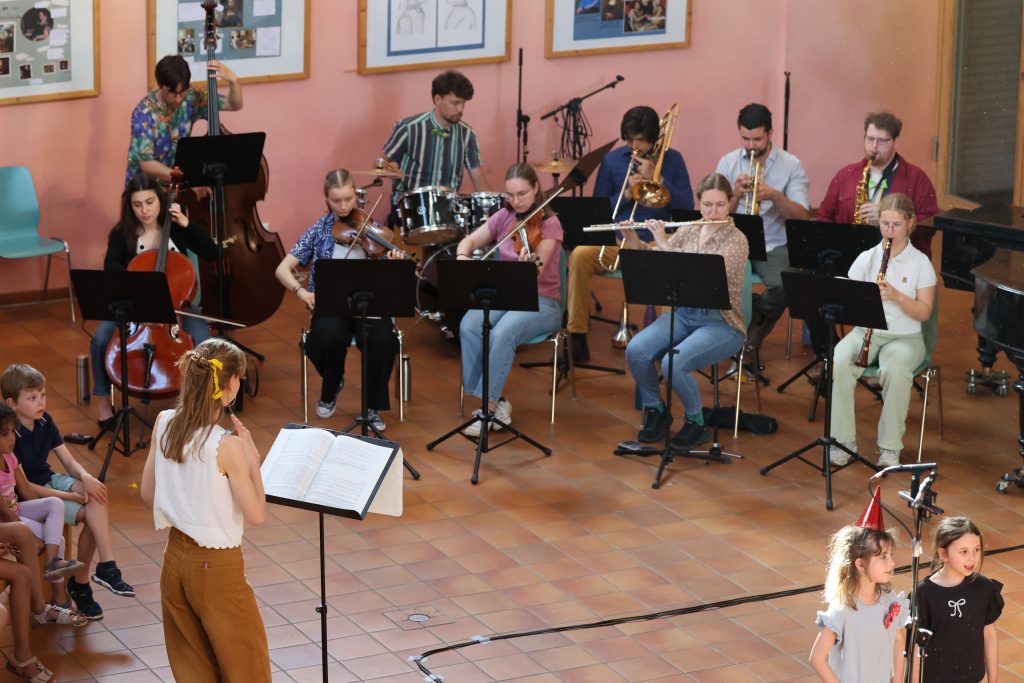 Ein Orchester begleitet die Chorakademie Wolfsburg im Musical