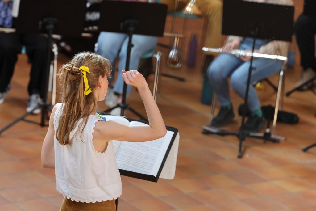 Magdalena Ehlers leitet die Chorakademie Wolfsburg und die Band. Sie dirigiert das Zirkus Furioso Musical von Peter Schindler