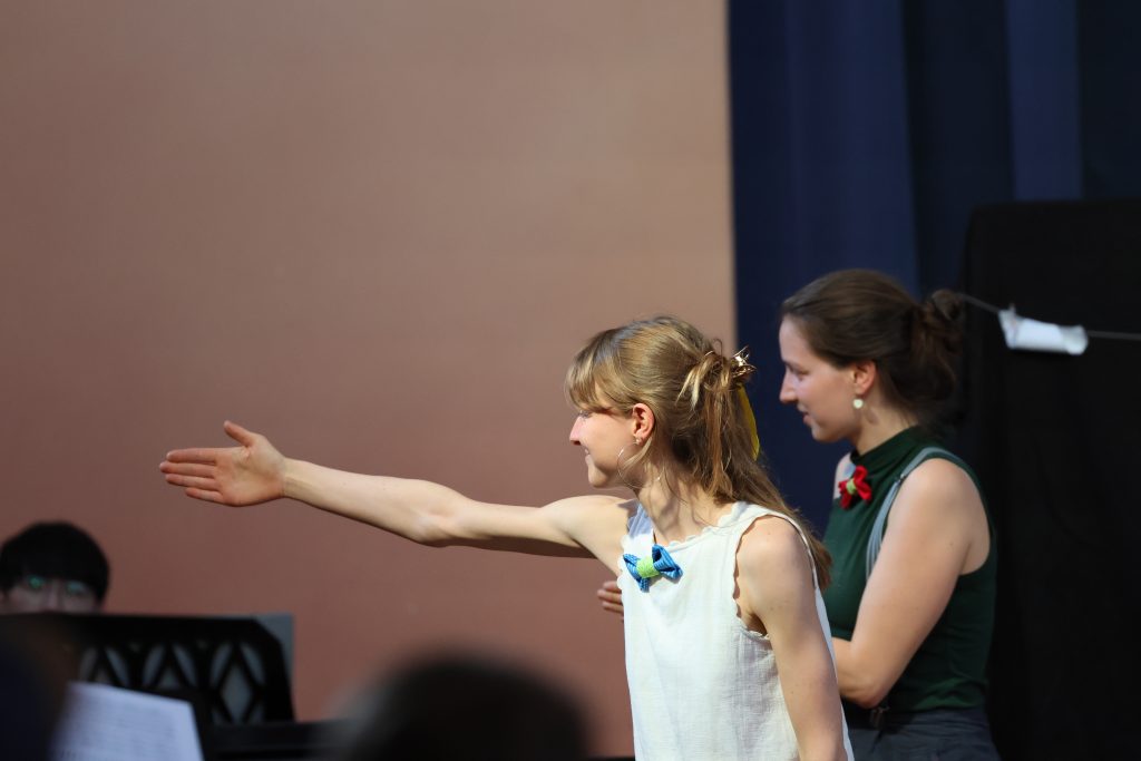Magdalena Ehlers zeigt auf die Band die den Chor Cantiamo Wolfsburg begleitet hat