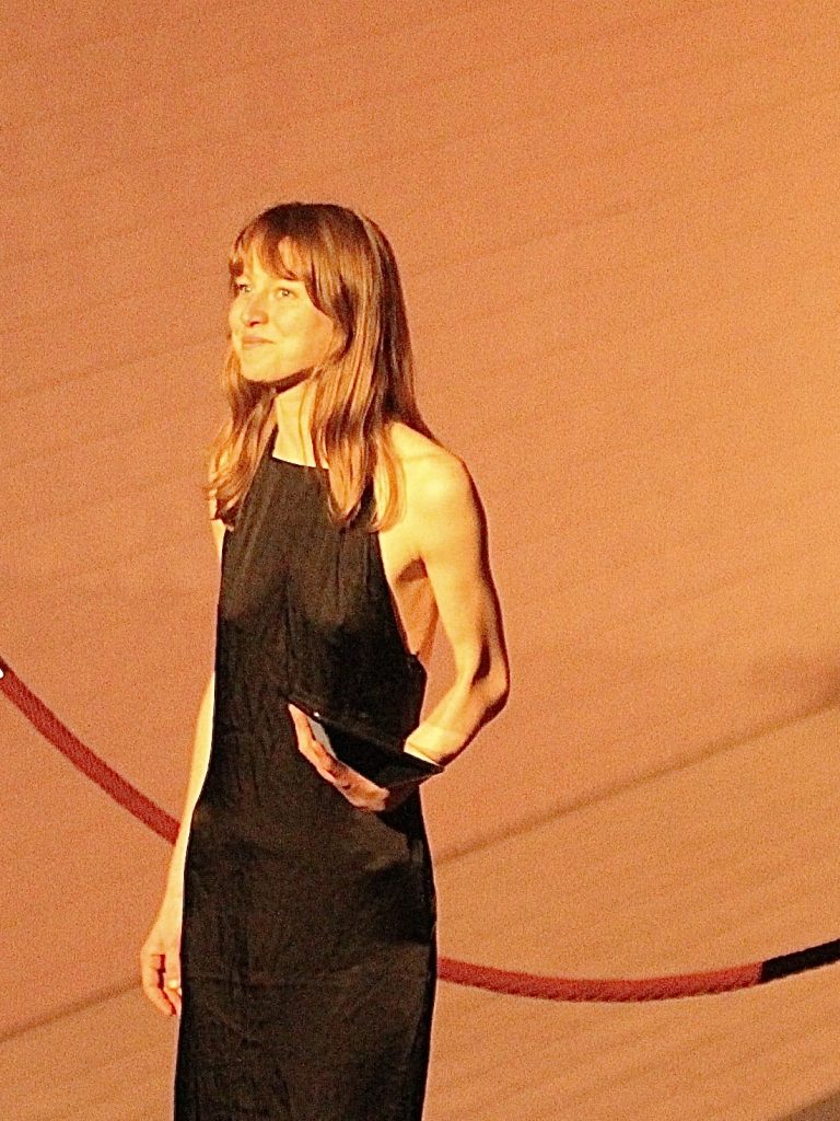 Magdalena Ehlers lächelt bei der Begrüßung des Publikums